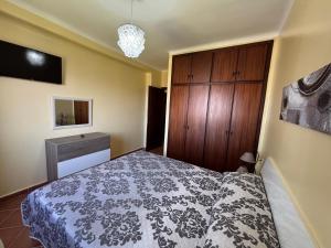 1 dormitorio con 1 cama en blanco y negro y armario en Cabo Dream - Cabo, en Cabo Negro 12 fotos más