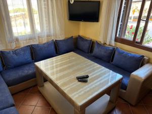 Una sala de estar con un sofá azul y una mesa. en Cabo Dream - Cabo, en Cabo Negro
