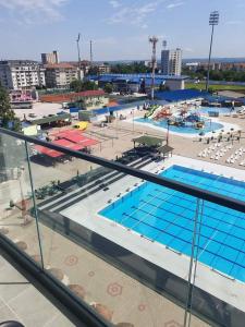 Una vista de una piscina desde un edificio. en AQUA LUX APARTMAN, en Jagodina