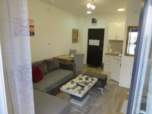 una sala de estar con un sofá y una mesa en AQUA LUX APARTMAN, en Jagodina