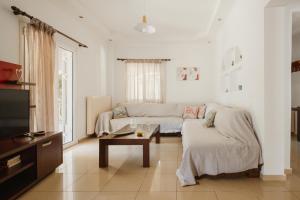 TV a/nebo společenská místnost v ubytování Villa Eros