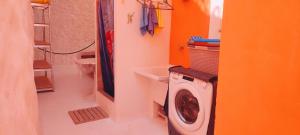 a washer and dryer in a small bathroom at La casa Rosa in Ponza
