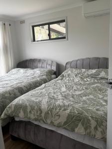 Postel nebo postele na pokoji v ubytování 3 Bedrooms, Steps to the Shore