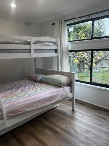 Postel nebo postele na pokoji v ubytování 3 Bedrooms, Steps to the Shore