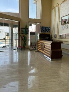 een grote kamer met een grote verdieping bij New Elite المنسك الجديد in Abha