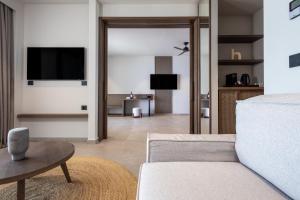 Televiisor ja/või meelelahutuskeskus majutusasutuses Mosay All Suite Hotel