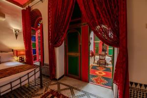 Postel nebo postele na pokoji v ubytování Riad Amira Luxury Palace