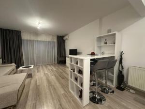 Μια τηλεόραση ή/και κέντρο ψυχαγωγίας στο Panoramic View 2 Rooms Apartment with Terrace