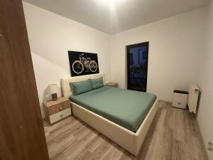 Ένα ή περισσότερα κρεβάτια σε δωμάτιο στο Panoramic View 2 Rooms Apartment with Terrace