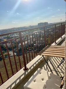 Μπαλκόνι ή βεράντα στο Panoramic View 2 Rooms Apartment with Terrace