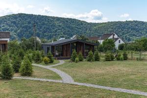 Nespecifikovaný výhled na hory nebo výhled na hory při pohledu z chaty