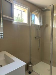 Phòng tắm tại Élégant T3 neuf, 6 pers, clim, balcon, pkg gratuit, 5 min du Port