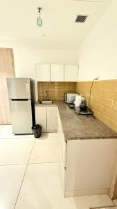 グルガオンにあるHigh Rise Royal Luxury 2 BHK with Private Patioの白いキャビネットと冷蔵庫のあるキッチン +36枚の写真