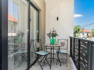 ChişodaにあるPrimăverii Dream Residenceのパティオ(テーブル2台、椅子付)