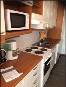 Η κουζίνα ή μικρή κουζίνα στο Apartment Vanhatie, 3mh, sauna