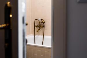 乌赫尔堡格兰德酒店的浴室内配有淋浴的浴缸 更多119张照片