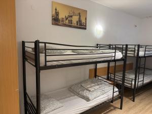 Posteľ alebo postele v izbe v ubytovaní Amber Hostel + 37 fotografií