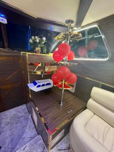 Un asiento trasero de un barco con linternas rojas. en El Mundo Baby, en Sabkhah