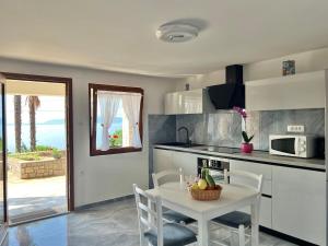 Kuchyň nebo kuchyňský kout v ubytování Apartment Debussy