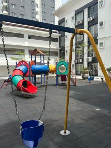 Cozy 2BR Apt AxisAtrium Mall wPool Pandan Indah Ampang Kuala Lumpur的儿童游玩区