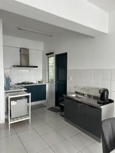 安邦Cozy 2BR Apt AxisAtrium Mall wPool Pandan Indah Ampang Kuala Lumpur的带水槽和台面的厨房