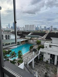 Cozy 2BR Apt AxisAtrium Mall wPool Pandan Indah Ampang Kuala Lumpur内部或周边的泳池