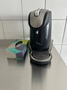 Cozy 2BR Apt AxisAtrium Mall wPool Pandan Indah Ampang Kuala Lumpur的咖啡和沏茶工具