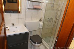 une salle de bains avec douche, toilettes et lavabo dans l'établissement Apartments Bovec House Center, à Bovec 17 autres photos