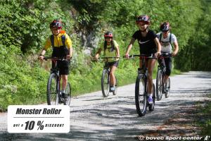 - un groupe de personnes à vélo sur un chemin de terre dans l'établissement Apartments Bovec House Center, à Bovec