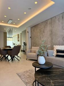 O zonă de relaxare la Luxury Beachfront Villa with Private Pool by Leo Apartments