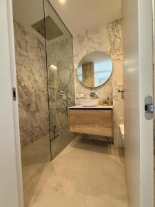 O baie la Luxury Beachfront Villa with Private Pool by Leo Apartments +9 fotografii