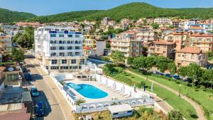 vistas a una ciudad con piscina y edificios en Hotel Laguna SPA, en Sveti Vlas