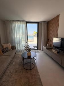 Un televizor și/sau centru de divertisment la Luxury Beachfront Villa with Private Pool by Leo Apartments