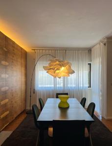 ein Esszimmer mit einem Tisch mit Stühlen und einer Lampe in der Unterkunft inluz apartment in Vila do Conde + 5 Fotos