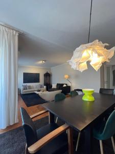 ein Wohnzimmer mit Tisch und Stühlen und einer Couch in der Unterkunft inluz apartment in Vila do Conde