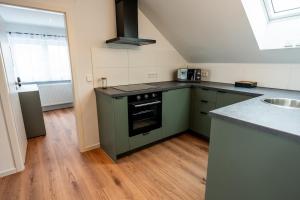 Η κουζίνα ή μικρή κουζίνα στο Dachidylle, stylish apartment with feel-good factor +12 φωτογραφίες