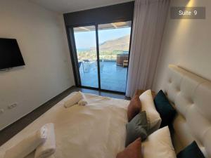 Uma cama ou camas num quarto em Magdala Resort 2BR With private pool