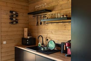 Kuchyň nebo kuchyňský kout v ubytování Простір