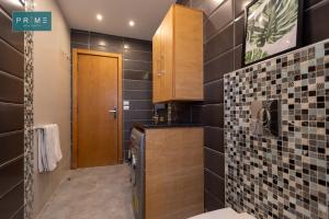 a bathroom with black tiles on the wall at Prime Holidays Mountain View Ras ElHekma in Ras Elhekma +121 photos