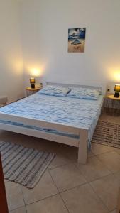 En eller flere senge i et værelse på Apartments L&R