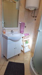 Et badeværelse på Apartments L&R + 20 billeder