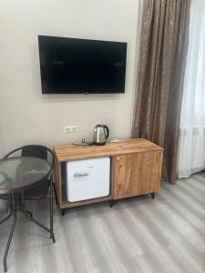 Una televisión o centro de entretenimiento en SkyHouse Batumi