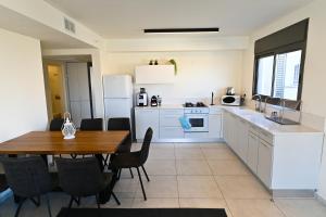 A cozinha ou kitchenette de Magdala Resort 2BR With private pool
