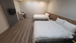 Posteľ alebo postele v izbe v ubytovaní Xingyi Hotel + 28 fotografií