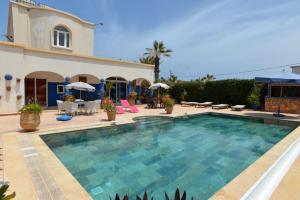 Piscina de la sau aproape de Villa Mirleft avec piscine et vue mer