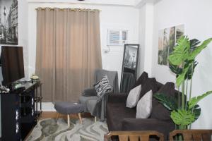 Cozy & Convenient 1-Bedroom Condo 3 mins Away from the Airport的电视和/或娱乐中心