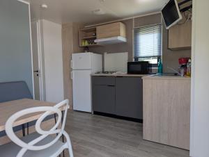 Kuchyň nebo kuchyňský kout v ubytování CAMPING LE COTE D'OPALE