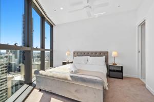 ブリスベンにあるHome of Clouds - Brand New Lv 33 Apartment on Star Casino BNE, Privately Managedの大きなベッドと大きな窓のある寝室