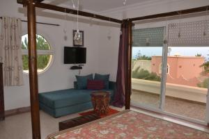 TV a/nebo společenská místnost v ubytování Villa Mirleft avec piscine et vue mer