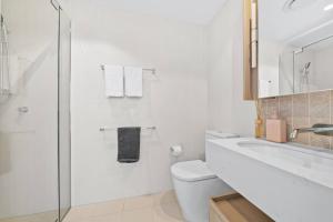 ブリスベンにあるHome of Clouds - Brand New Lv 33 Apartment on Star Casino BNE, Privately Managedのトイレと洗面台を備えた白いバスルーム +7枚の写真